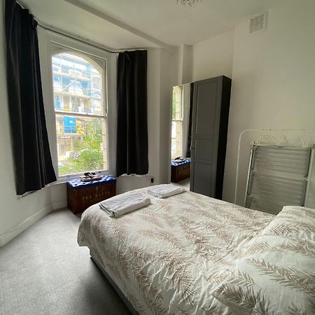 Bustling Western Apartment London Exteriör bild