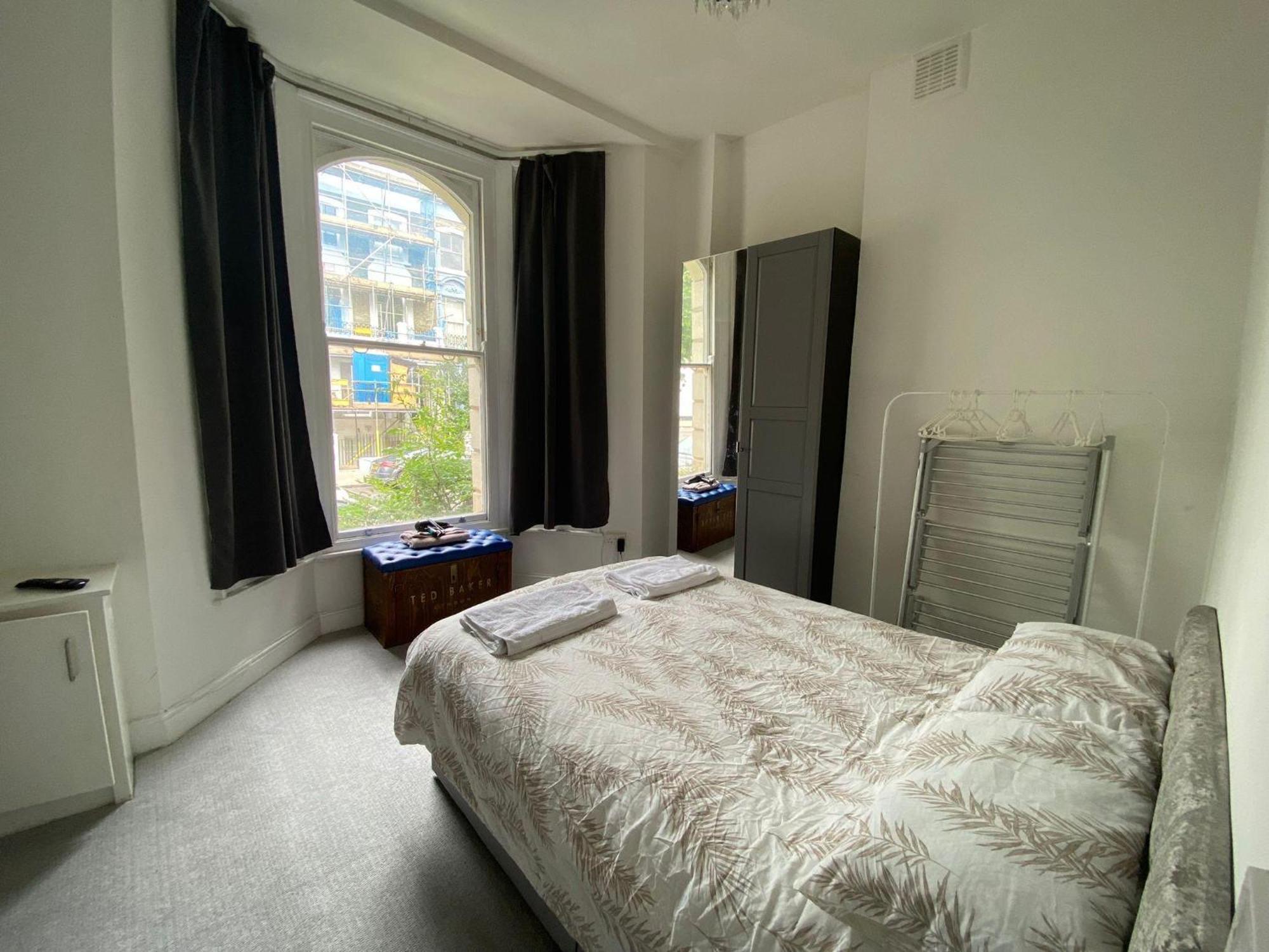 Bustling Western Apartment London Exteriör bild